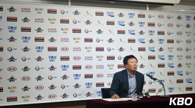 The KBO legend 宣銅烈 (Sun Dong-Yeol) at the press conference announcing 25-man roster for Korea.