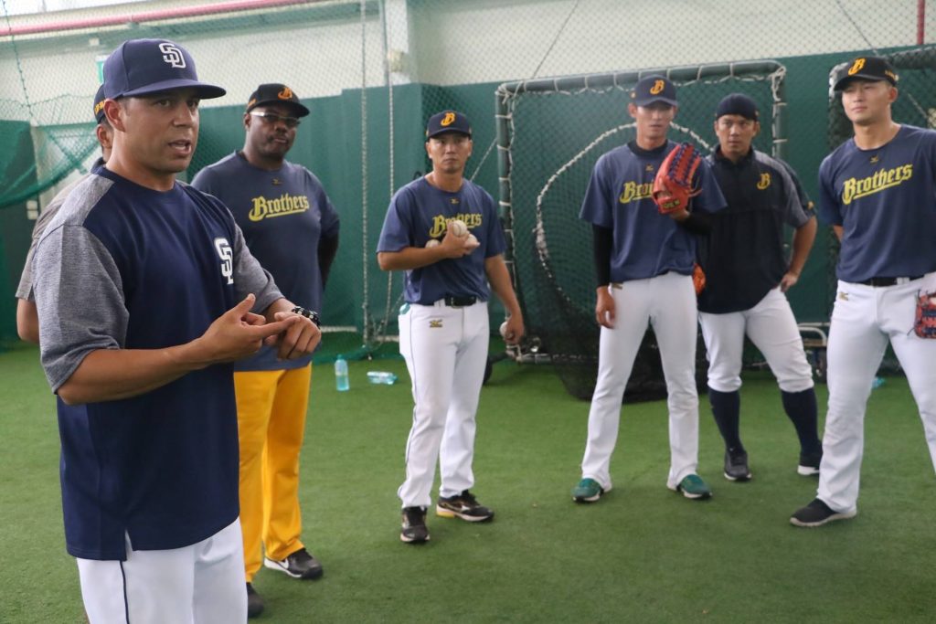 Padres coaches participate in 2017 Chinatrust Brothers Fall Camp