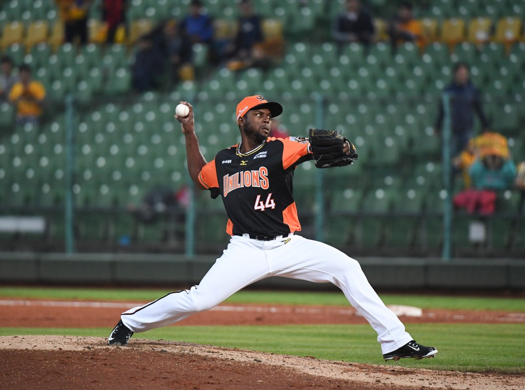 Uni-Lions foreign player Alfredo Figaro pitching